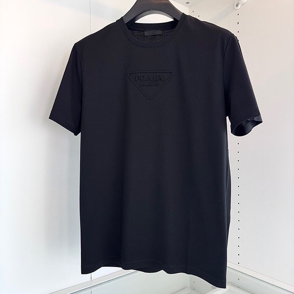 世界中で大人気♪プラダ 胸元立体エンボスエンボスロゴ Tシャツ コピー pup34546
